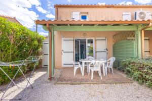 Petit pavillon 4 personnes dans résidence avec piscine