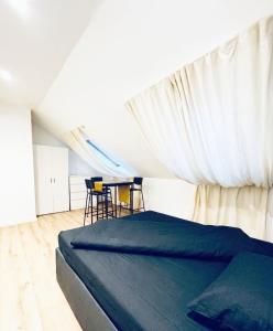 Comfortable 5BR Apt for 13 Near Liesing Station