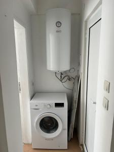 Sunny 1BR Apartment with Free street Parking
