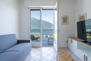 Aurora House · Balcone vista Lago Como · Parking