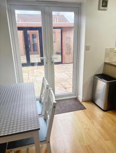 Hydro Spa Pool, Dbl Bedrm & Private Bathrm - Part private shared lived-in home