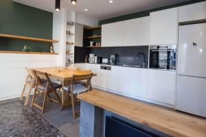 Brand-New Spacious 3 Bd Apt in Piraeus