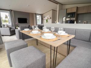 Cedar Lodge 2 Bedrooms with hot tub