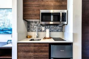 Exquisite Apartment with Balcony, TV, WiFi, Heated Pool & GymFitness Room
