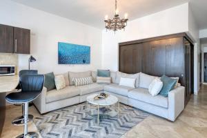 Charming & sunlit condo with pool & balcony - near golf, beaches, & nightlife