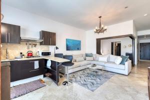 Charming & sunlit condo with pool & balcony - near golf, beaches, & nightlife