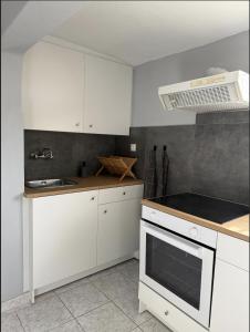 Apartment Irida - Quiet apartment with sea view near Athens
