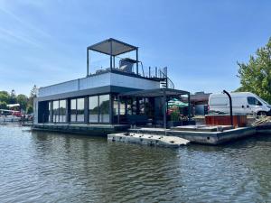 Dom na wodzie z jacuzzi i sprzętem wodnym, Szczerbata Pirania