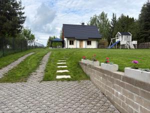 Nowy dom domek Sajzy 34 na Mazurach, balia ogrodowa z funkcją jacuzzi