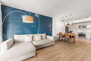 Waterway Balcony 2BR Near Beach & Dining