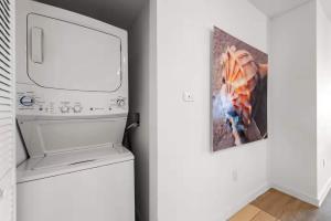 Waterway Balcony 2BR Near Beach & Dining