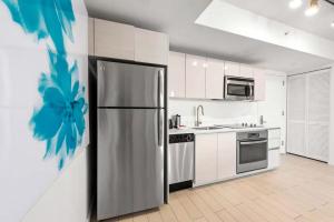 Waterway Balcony 2BR Near Beach & Dining