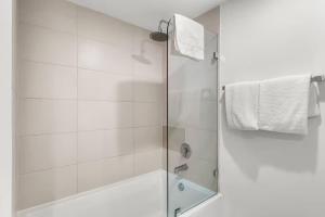 Waterway Balcony 2BR Near Beach & Dining
