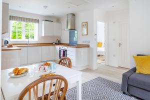 Swift Host - Blakeney - Sleeps 12 - Pet Friendly - Garden