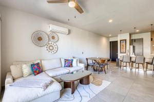 Bright and Modern Condo w Balcony, Shared Pool, AC, minutes to Beach & Town