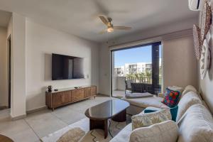 Bright and Modern Condo w Balcony, Shared Pool, AC, minutes to Beach & Town