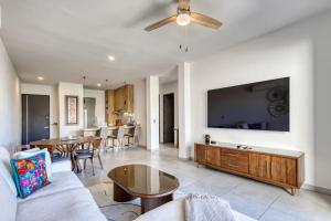 Bright and Modern Condo w Balcony, Shared Pool, AC, minutes to Beach & Town