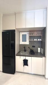 Modern Bright 1BR next to Pasalimani & Marina Zeas