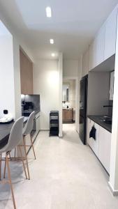 Modern Bright 1BR next to Pasalimani & Marina Zeas