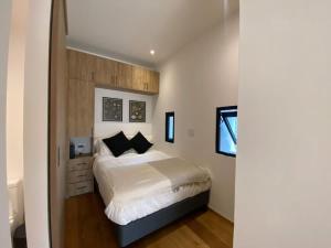 Cozy Loft in the City Center, Pool with a view to