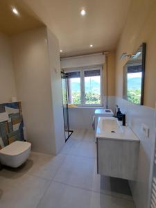 A stones throw from the lake, a lovely apartment