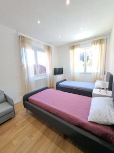 A stones throw from the lake, a lovely apartment