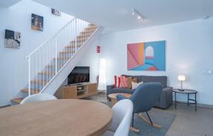 Stylish City-Centre Apartment with Private Terrace, Pool & Parking