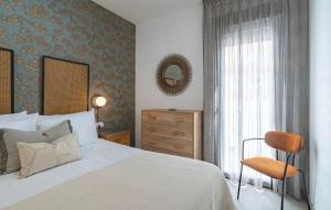 Stylish City-Centre Apartment with Private Terrace, Pool & Parking