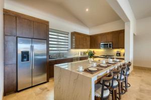 Luxury Coastal Retreat - Pool & World-Class Golf