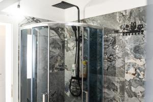 Quiet City Stay with Private Garage and 5 Min to Center