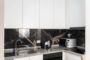Quiet City Stay with Private Garage and 5 Min to Center