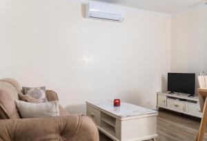 Quiet City Stay with Private Garage and 5 Min to Center
