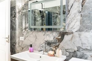 Quiet City Stay with Private Garage and 5 Min to Center