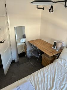 Comfy Double Room 5 Min Walk to Station and Docks
