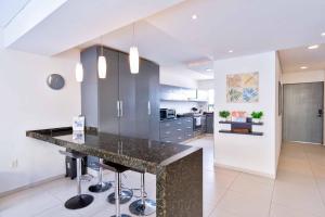 4 Bedroom Holiday Home with Private Pool and Great Location - fits 10