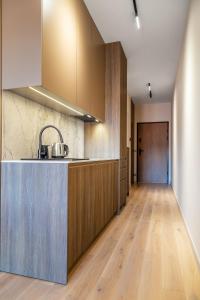 Modern Studio with Balcony 10 Min Walk Main Station