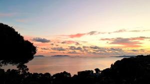 Appartement avec vue sur les iles dor, climatisation et parking