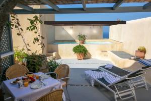Casa Itaca luxury apartments with private jacuzzi and sea view in Foinikia - Oia