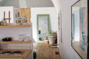 Casa Itaca luxury apartments with private jacuzzi and sea view in Foinikia - Oia