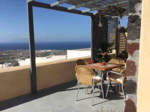 Casa Itaca luxury apartments with private jacuzzi and sea view in Foinikia - Oia