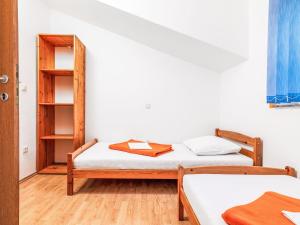 Apartment Tena Orange mit Parkplatz- Terrasse und BBQ by Interhome