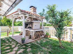 Apartment Tena Orange mit Parkplatz- Terrasse und BBQ by Interhome