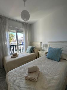 Lorcrimar III Apartment with Sea Views, Pool, Paddle Courts and Parking
