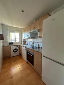 Lorcrimar III Apartment with Sea Views, Pool, Paddle Courts and Parking