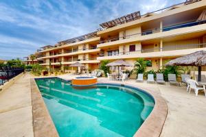 Inviting Apartment across from the Beach with Pool, Grill, Balcony & Golf nearby