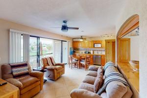 Inviting Apartment across from the Beach with Pool, Grill, Balcony & Golf nearby