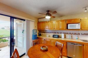 Inviting Apartment across from the Beach with Pool, Grill, Balcony & Golf nearby