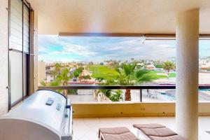 Inviting Apartment across from the Beach with Pool, Grill, Balcony & Golf nearby