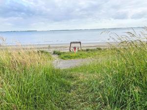 Holiday Home Kleine woning met tuin direct achter de dijk by Interhome