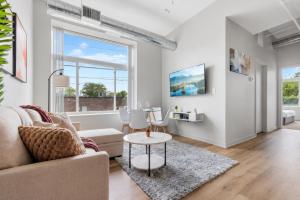 Spacious 2 Bedroom 2 Bath Suite with Queen Beds Free Parking 2 TVs